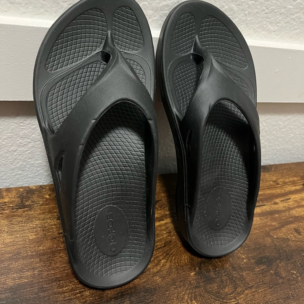 Black Oofos Sandals